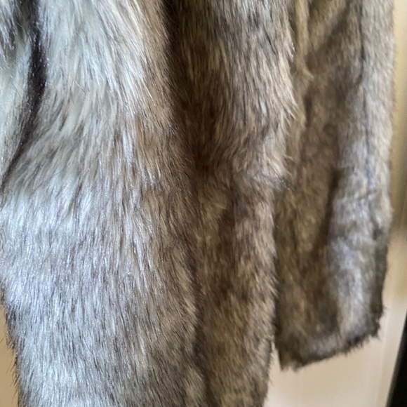 ASOS PETITE Women's Gray Wolf Faux Fur Vest. Size 2 - Picture 5 of 8
